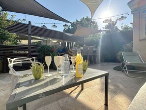 Outdoor dining - House La Palmeraie 4p-Garden-wifi-park-jacuzzi (Biot)