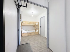 Desk, iron/ironing board, WiFi, bed sheets