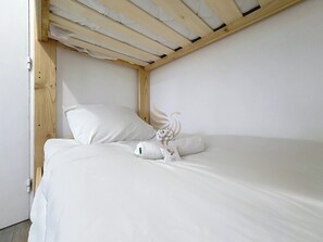 Tabla de planchar con plancha, wifi y ropa de cama 