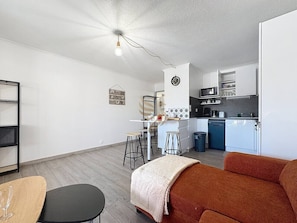 Um apartamento moderno com cozinha, sala de jantar e sala de estar.