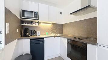 Kylskåp, mikrovågsugn, ugn och diskmaskin