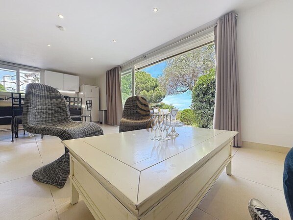 Unclassified image, 1 of 44, button