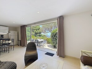 Unclassified image, 2 of 44, button