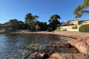 Una spiaggia nelle vicinanze