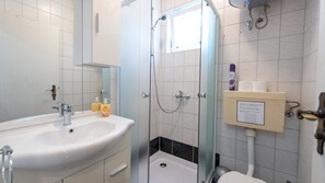 Douche, serviettes fournies