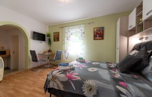 Iron/ironing board, free WiFi, bed sheets