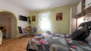 1 chambre, fer et planche à repasser, Wi-Fi gratuit, draps fournis