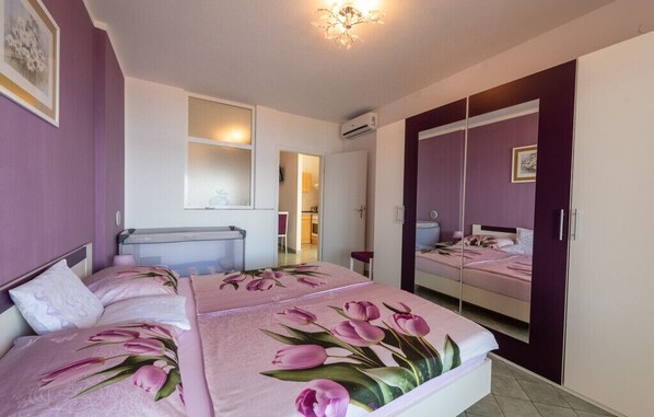 2 bedrooms, iron/ironing board, free WiFi, bed sheets