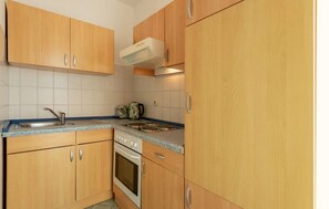 Réfrigérateur, four, plaque de cuisson, cafetière/bouilloire
