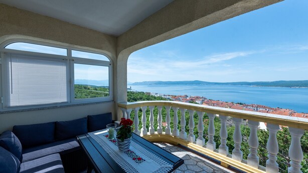 A balcony with a view of a coastal town and the sea. - Apartman Lucija 4 by Villas Guide (Crikvenica)