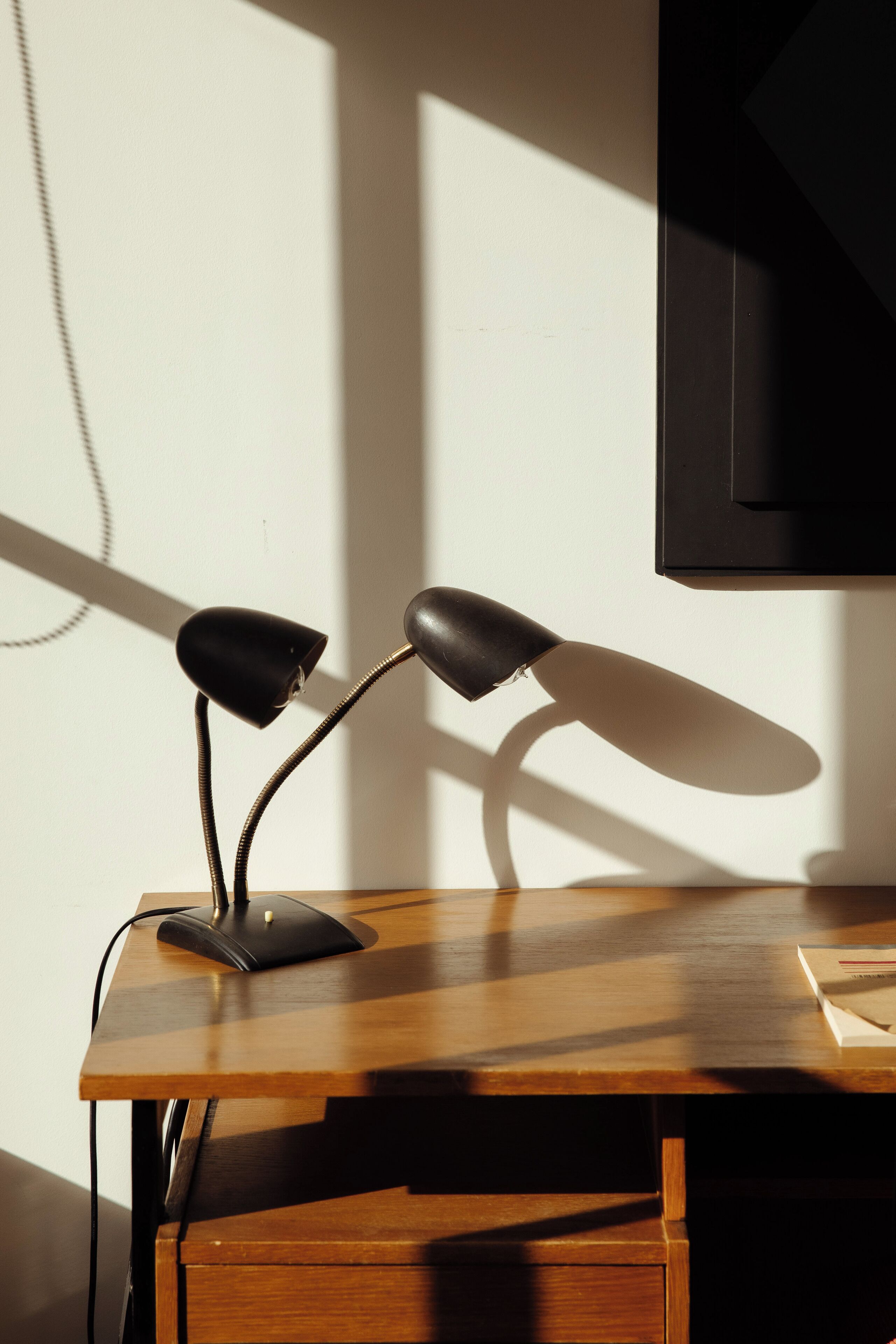 Un bureau avec une lampe et un écran d’ordinateur.