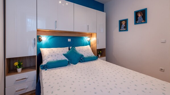 Iron/ironing board, free WiFi, bed sheets