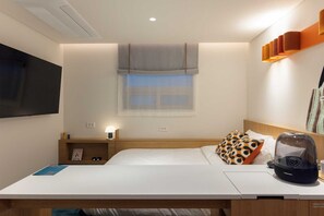 Schreibtisch, Verdunkelungsvorhänge, schallisolierte Zimmer