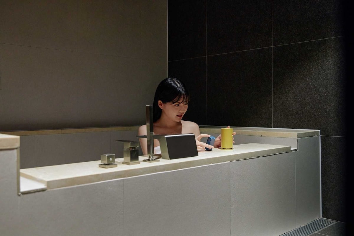 Un baño moderno con lavamanos integrado y espejo.