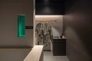 Schreibtisch, Verdunkelungsvorhänge, schallisolierte Zimmer