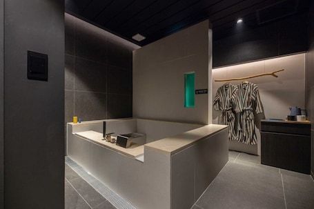 Escritorio, cortinas blackout, sistema de insonorización y wifi gratis