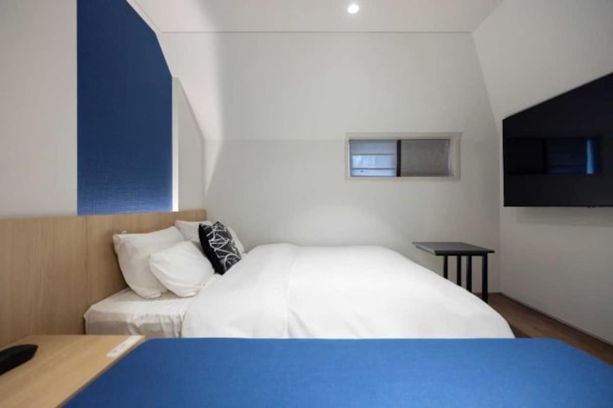 Desk, blackout curtains, soundproofing, free WiFi