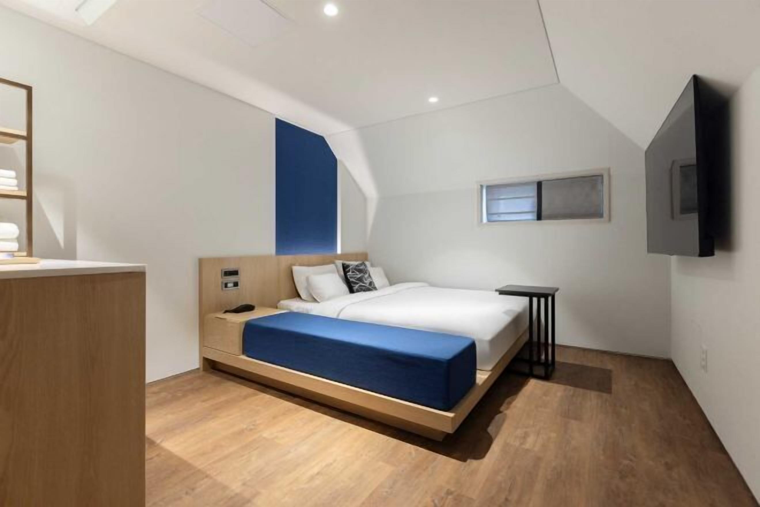 Schreibtisch, Verdunkelungsvorhänge, schallisolierte Zimmer