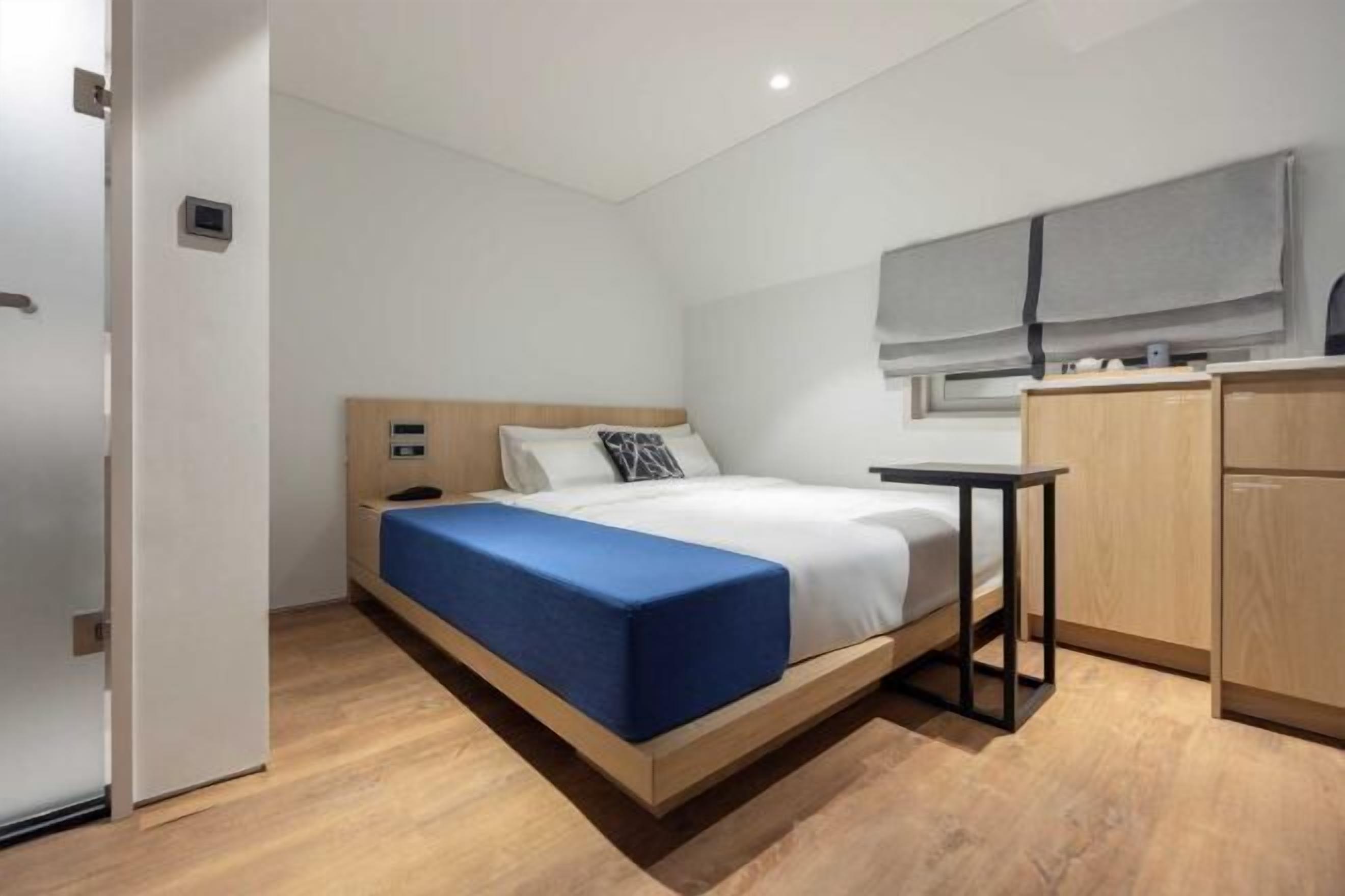 Schreibtisch, Verdunkelungsvorhänge, schallisolierte Zimmer