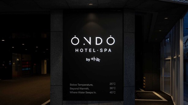 A sign for ÔNDÔ HOTEL-SPA with temperature details: below 25°C, beyond warmth at 36°C, and where water seeps in at 45°C. - Ondo Hotel and Spa Seoul Jongro (Seoul)