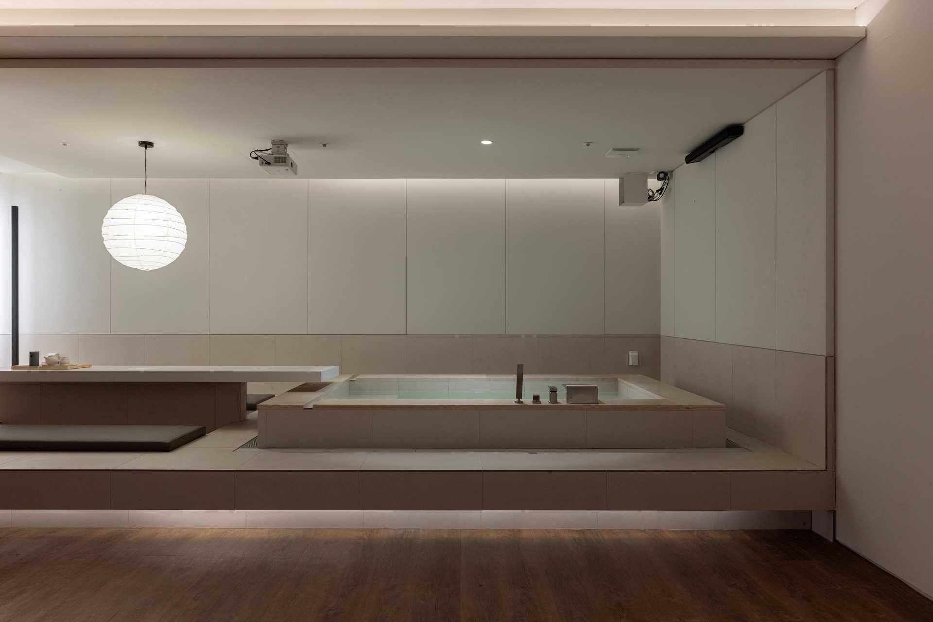 Escritorio, cortinas blackout, sistema de insonorización y wifi gratis 