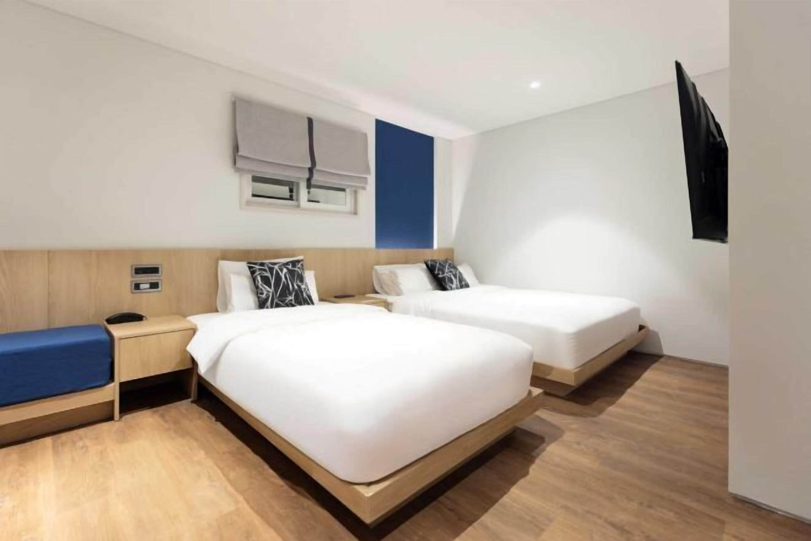 Schreibtisch, Verdunkelungsvorhänge, schallisolierte Zimmer