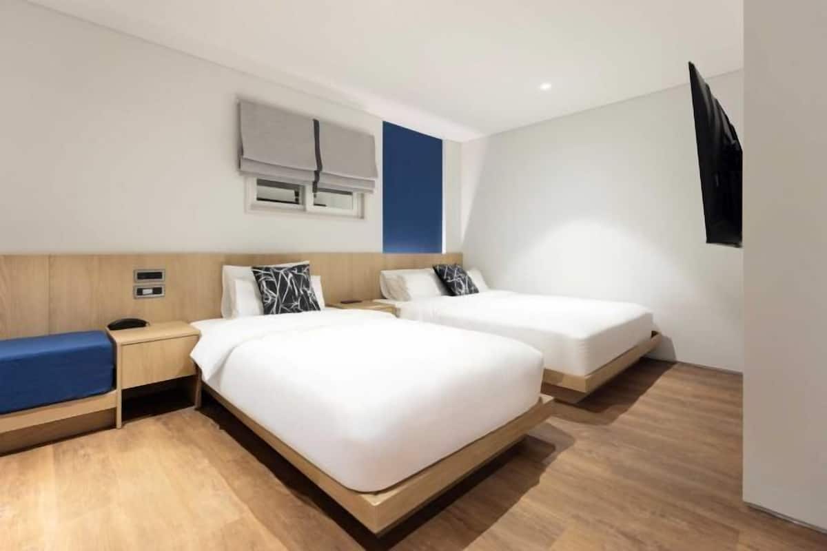 Schreibtisch, Verdunkelungsvorhänge, schallisolierte Zimmer