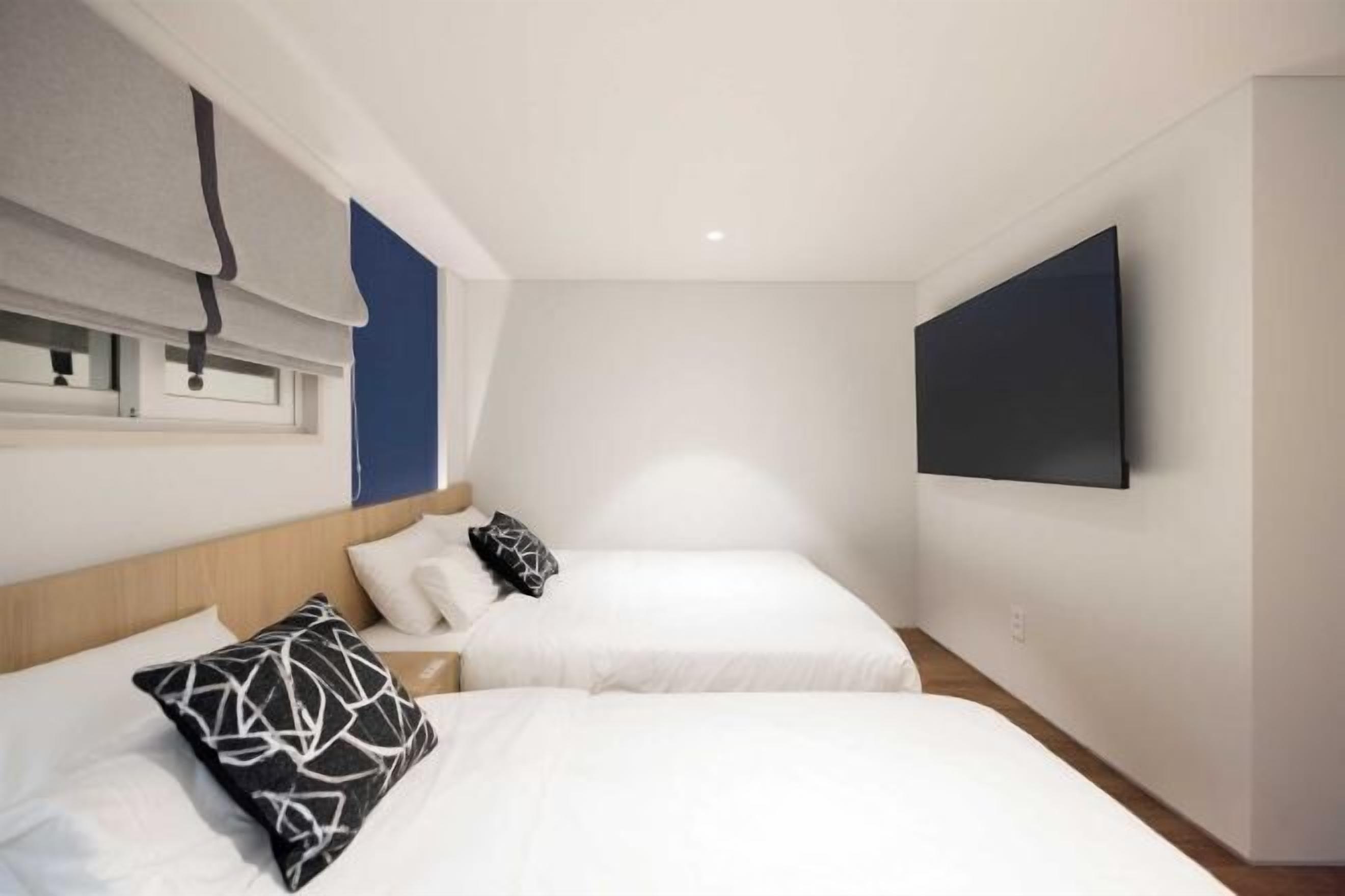 Schreibtisch, Verdunkelungsvorhänge, schallisolierte Zimmer