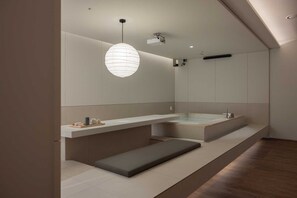 Escritorio, cortinas blackout, sistema de insonorización y wifi gratis 