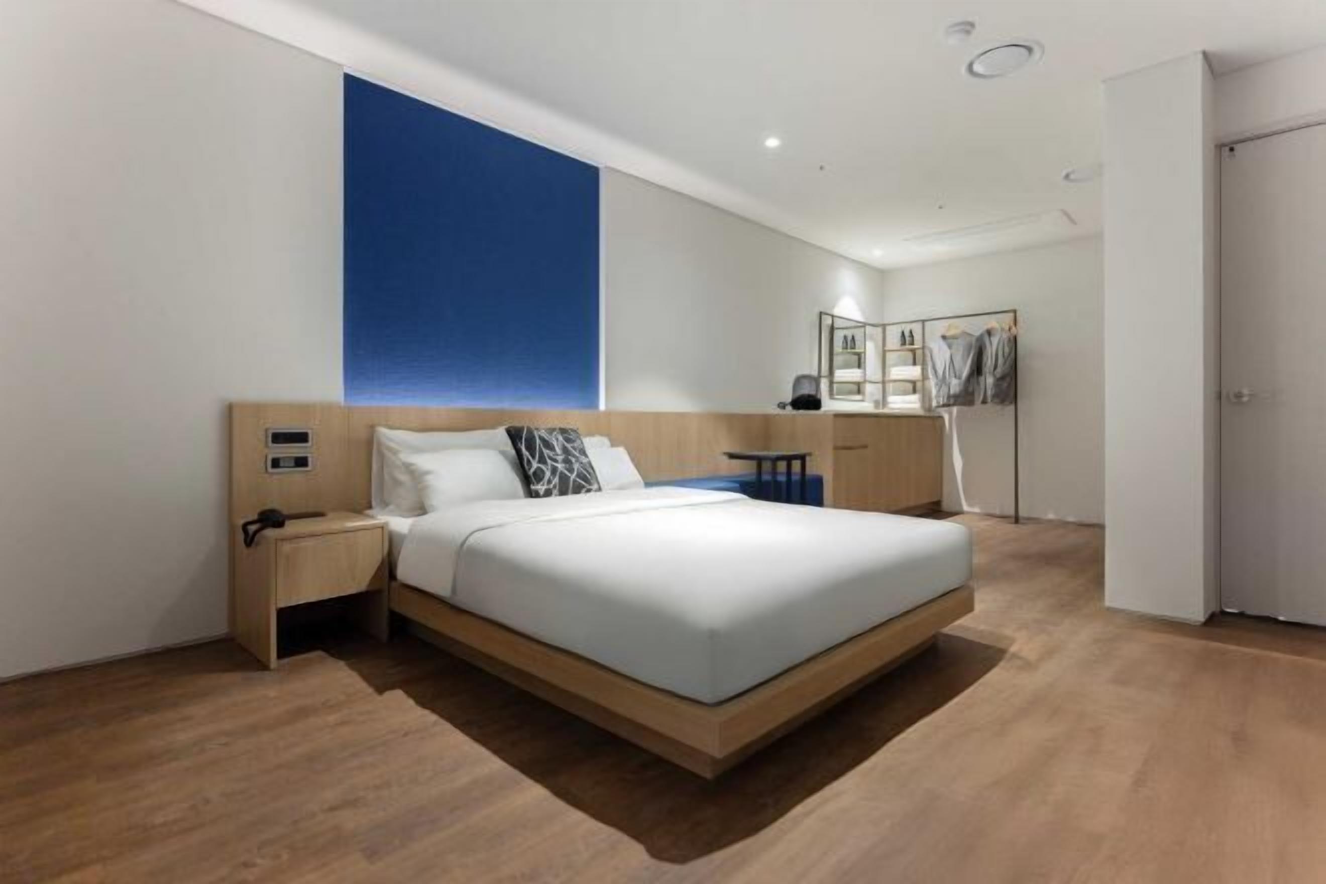 Schreibtisch, Verdunkelungsvorhänge, schallisolierte Zimmer