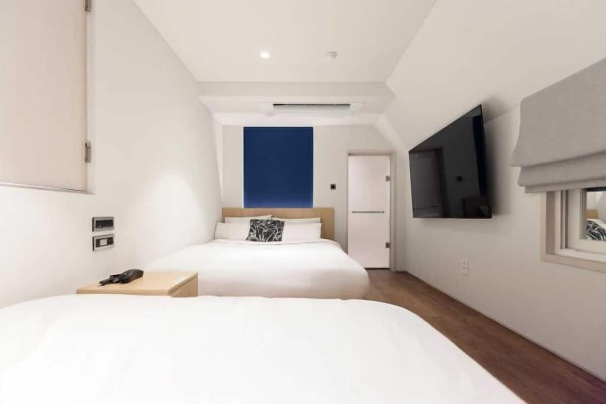 Schreibtisch, Verdunkelungsvorhänge, schallisolierte Zimmer