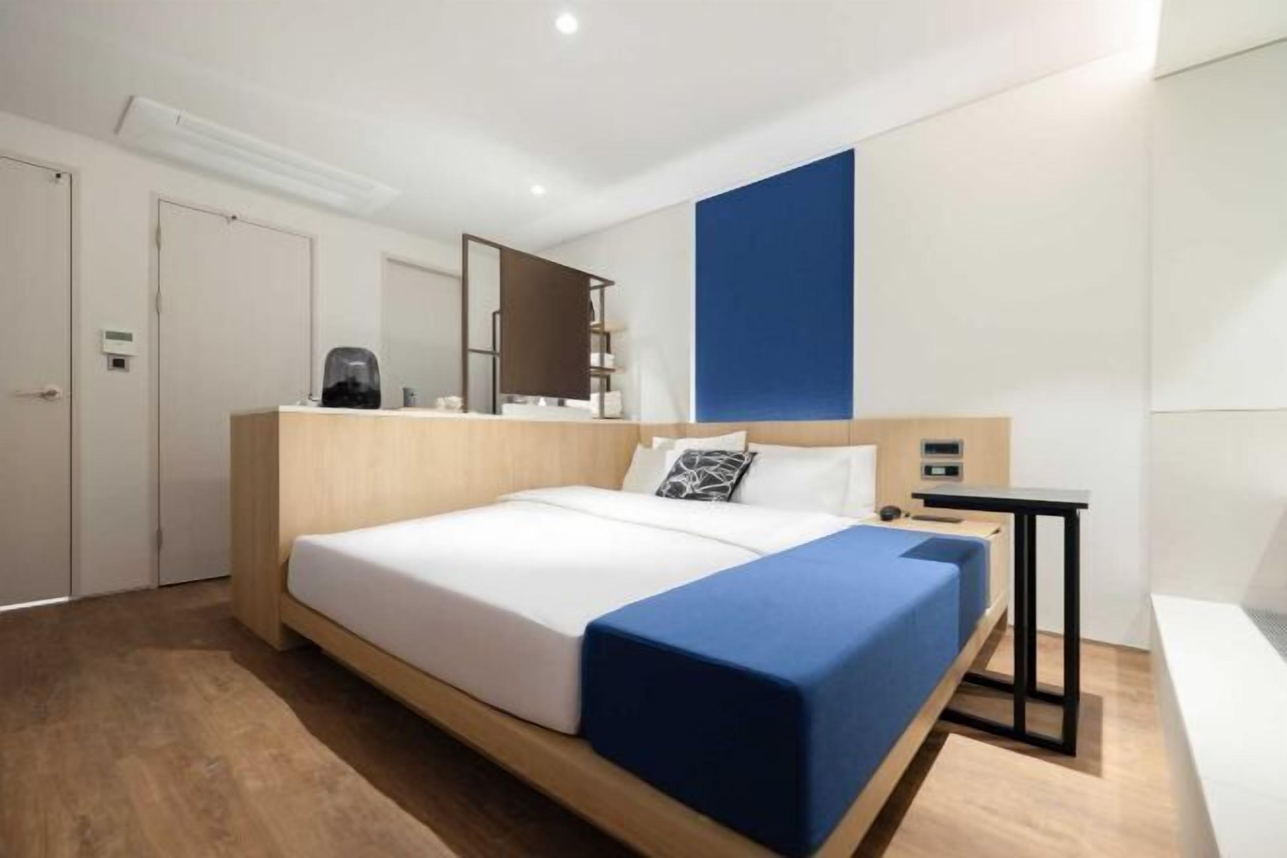 Schreibtisch, Verdunkelungsvorhänge, schallisolierte Zimmer