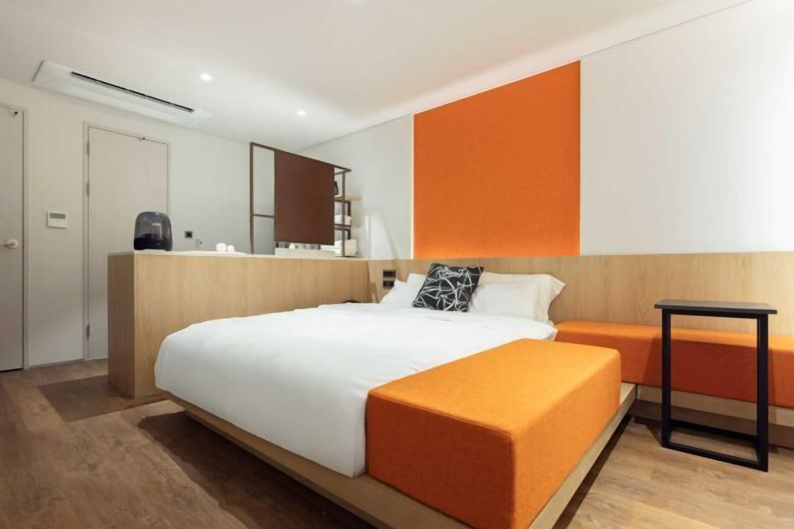 Schreibtisch, Verdunkelungsvorhänge, schallisolierte Zimmer