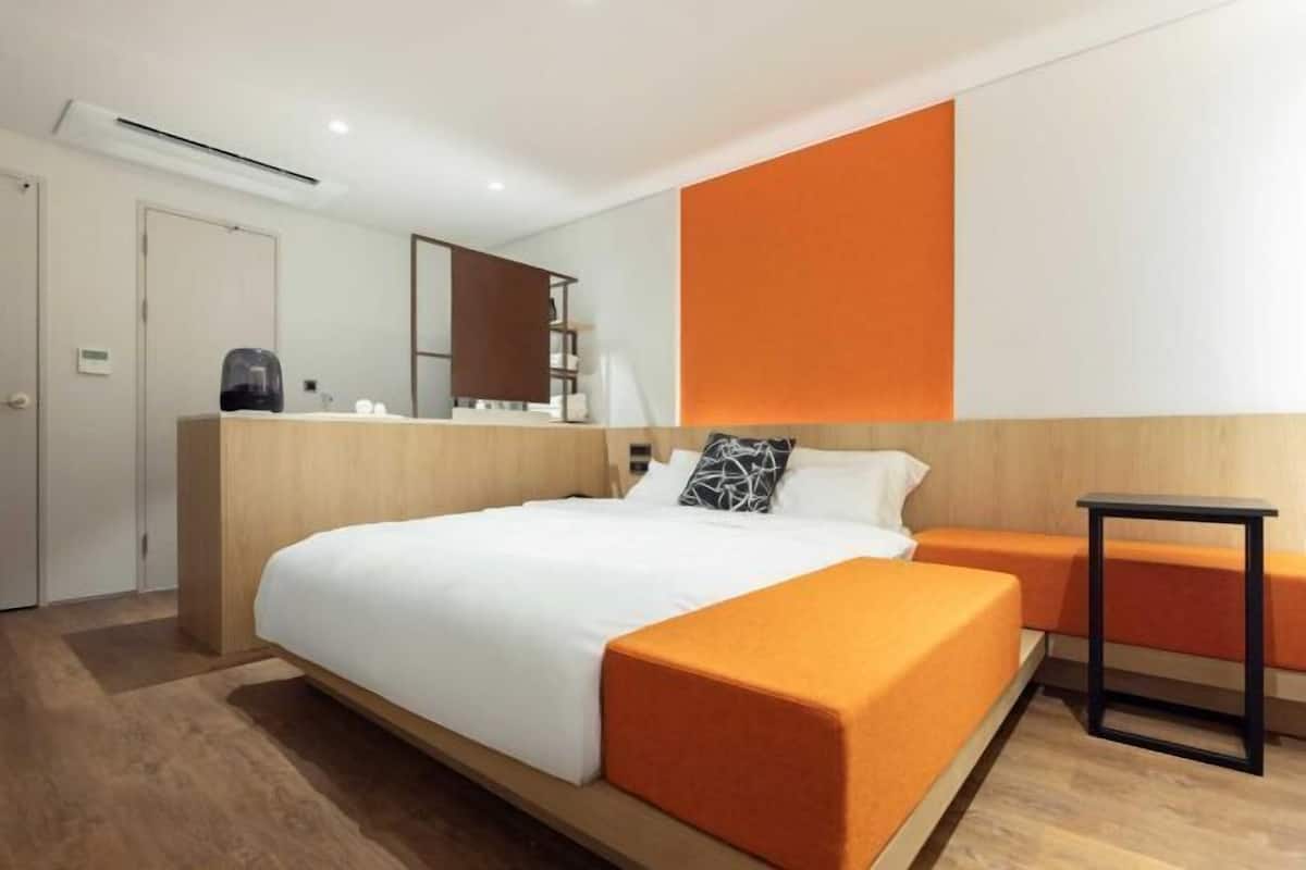 Schreibtisch, Verdunkelungsvorhänge, schallisolierte Zimmer