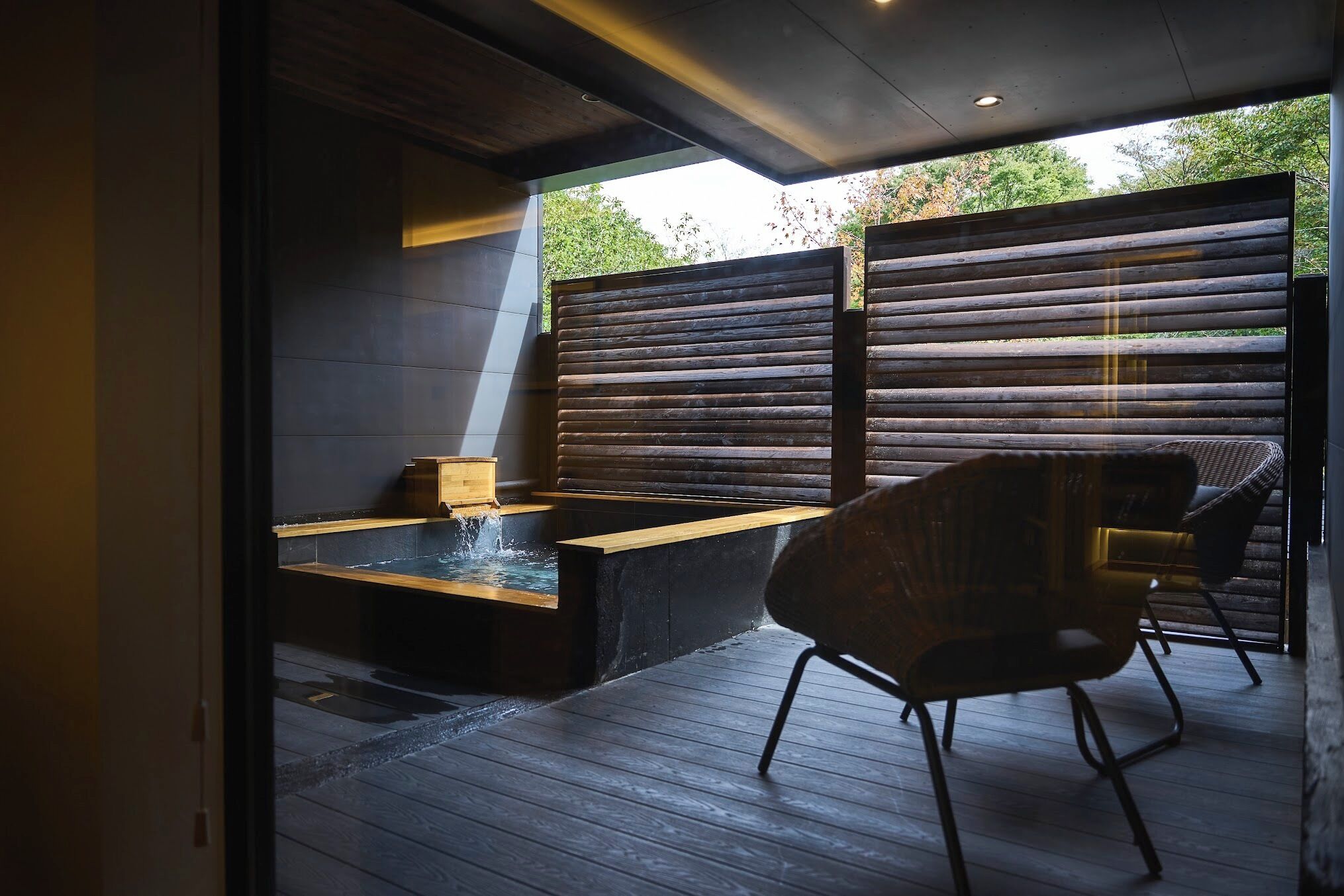 Bañera y ducha independientes, secador de pelo, toallas, jabón