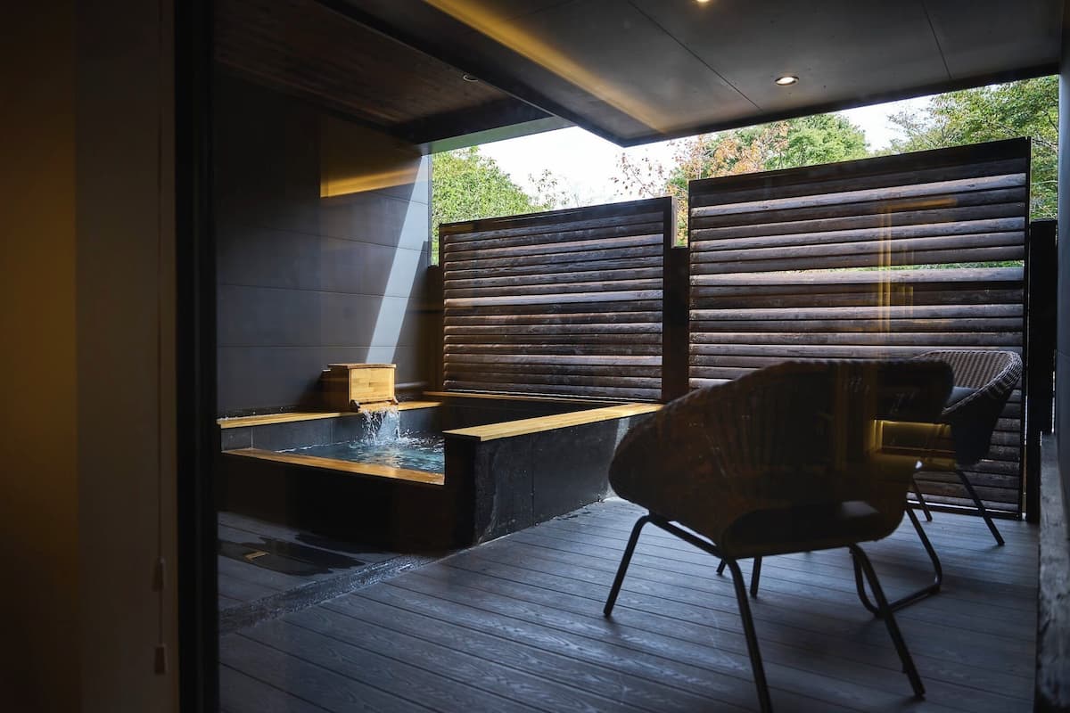 Bañera y ducha independientes, secador de pelo, toallas, jabón