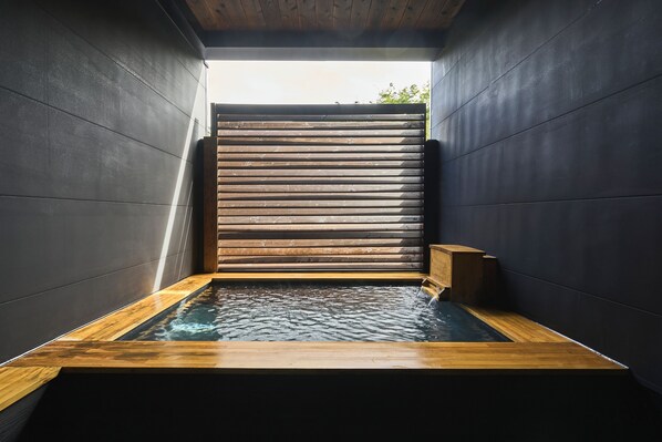 Baignoire et douche séparées, baignoire à l’eau de source