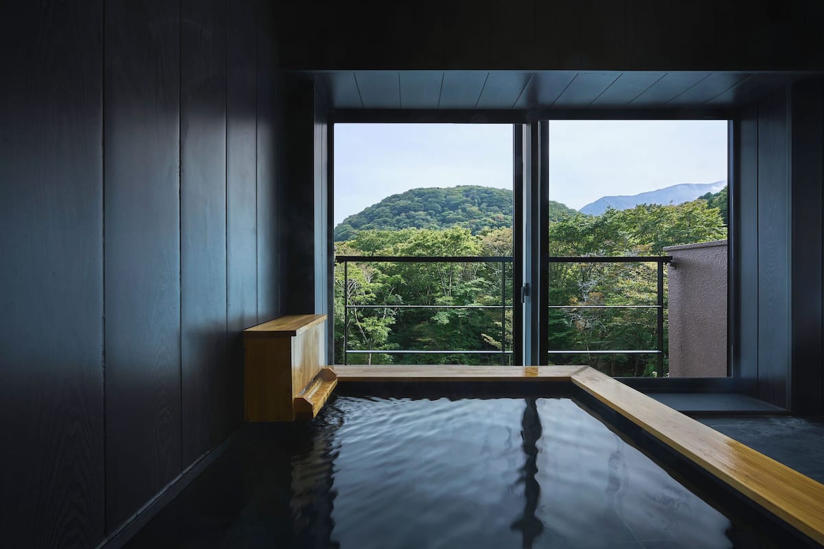 经济双人房 | 浴室 | 独立的浴缸和淋浴、吹风机、毛巾、肥皂