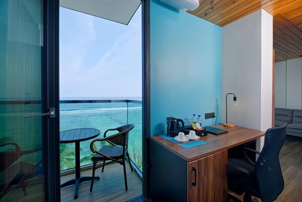 Suite, vistas al mar | Caja fuerte, escritorio, espacio para trabajar con un portátil