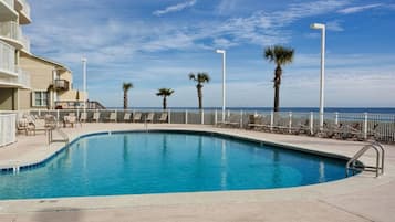 Hồ bơi trong nhà, hồ bơi ngoài trời phục vụ theo mùa