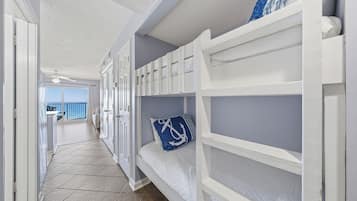 Apartamento Signature, balcón, vistas a la playa | Decoración individual y mobiliario individual