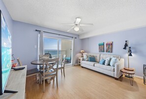 Appart'hÎtel Signature, balcon, vue plage | Salle de séjour