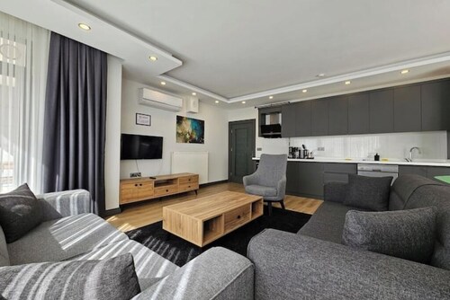 New Flat&Large Living Space(2-1) Near Lara Beach