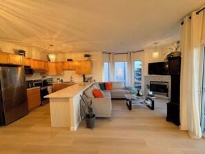 Téléviseur connecté, foyer, livres, écran d’ordinateur