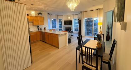 Bright and Stylish Furnished Condo-LightGlass YYC, WiFi & Free Parking