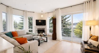 Bright and Stylish Furnished Condo-LightGlass YYC, WiFi & Free Parking