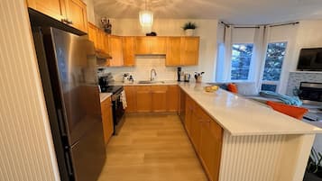 Een koelkast, een microgolfoven, een oven, een kookplaat