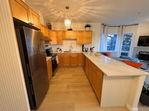 Réfrigérateur, four à micro-ondes, un four, surface de cuisson