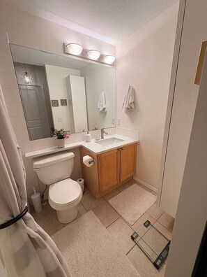 Suihku, hiustenkuivaaja, pyyhkeet, saippua