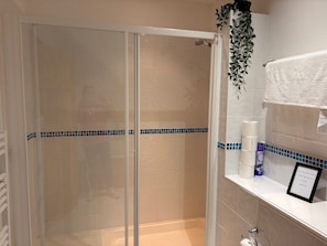Dusche, Haartrockner, Handtücher